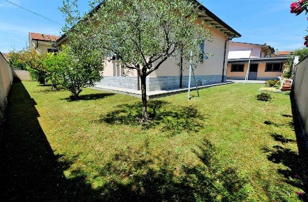 Foto Villa unifamiliare a Fosdinovo di 130 m² con 5 locali in vendita