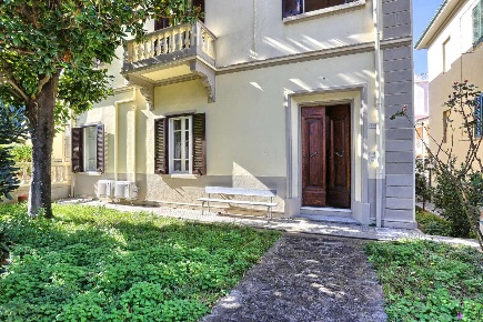 Foto Villa bifamiliare a San Vincenzo di 100 m² con 4 locali in affitto
