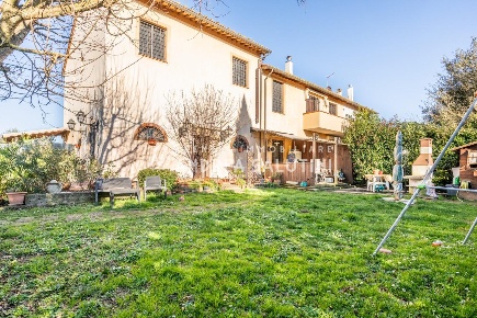 Foto Appartamento a Crespina Lorenzana di 180 m² con 6 locali in vendita