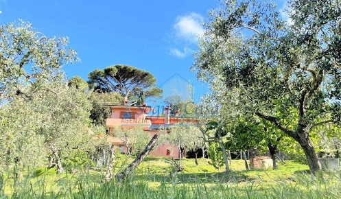 Foto Villa unifamiliare a Fosdinovo di 400 m² con 8 locali in vendita