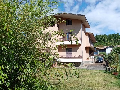 Foto Villa unifamiliare a Licciana Nardi di 320 m² con 12 locali in vendita