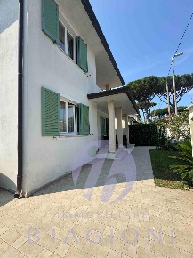 Foto Villa unifamiliare a Pietrasanta di 140 m² con 7 locali in vendita