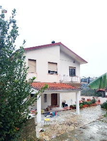 Foto Casa indipendente a Follo di 220 m² con 8 locali in vendita