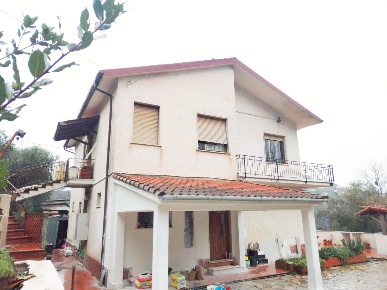 Foto Casa indipendente a Follo di 220 m² con 8 locali in vendita