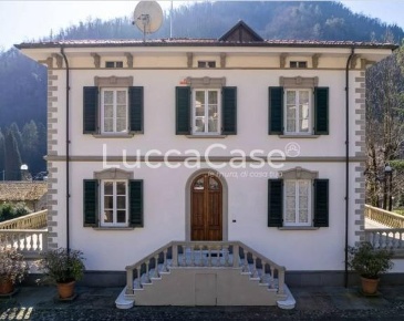 Foto Villa unifamiliare a Bagni di Lucca di 1000 m² con 10 locali