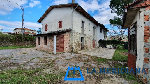 Foto Villa bifamiliare a Larciano di 247 m² con 12 locali in vendita