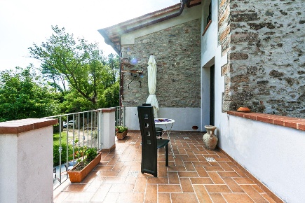 Foto Villa bifamiliare a Buti di 110 m² con 5 locali in affitto