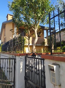 Foto Casa indipendente a Peccioli di 275 m² con 9 locali in vendita