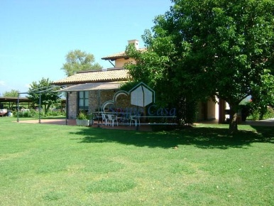 Foto Villa unifamiliare a Ameglia di 700 m² con 25 locali in vendita