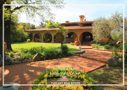 Foto Villa unifamiliare a Larciano di 600 m² con 12 locali in vendita