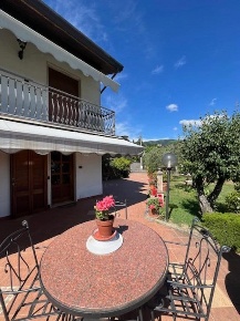 Foto Villa unifamiliare a Fosdinovo di 280 m² con 8 locali in vendita