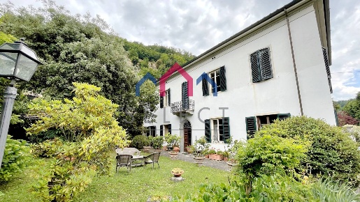 Foto Villa unifamiliare a Bagni di Lucca di 350 m² con 18 locali in vendita