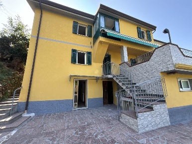 Foto Villa bifamiliare a Fosdinovo di 140 m² con 6 locali in vendita