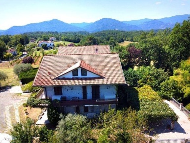 Foto Villa a schiera a Licciana Nardi di 304 m² con 10 locali in vendita