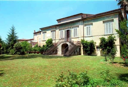 Foto Villa unifamiliare a Crespina Lorenzana di 3500 m² con 60 locali