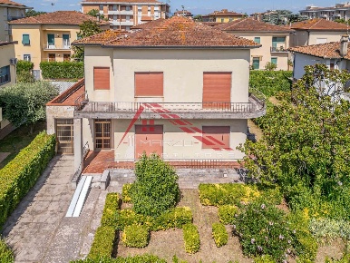 Foto Villa unifamiliare a Santa Croce sull'Arno di 271 m² con 12 locali