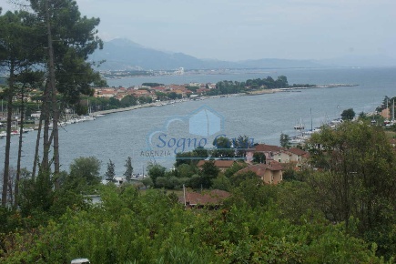 Foto Villa bifamiliare a Ameglia di 180 m² con 7 locali in vendita