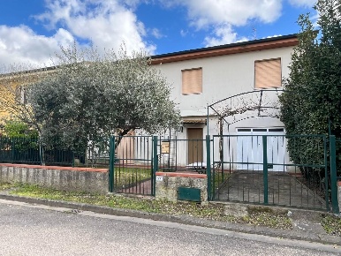 Foto Villa a schiera a Crespina Lorenzana di 140 m² con 5 locali in vendita
