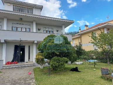 Foto Villa unifamiliare a Licciana Nardi di 430 m² con 11 locali in vendita