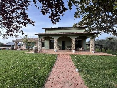 Foto Villa unifamiliare a San Vincenzo di 200 m² con 7 locali in vendita