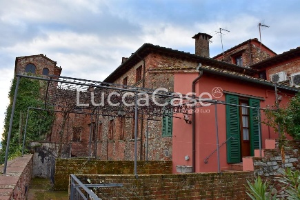 Foto Casa indipendente a Montecarlo di 303 m² con 12 locali in vendita