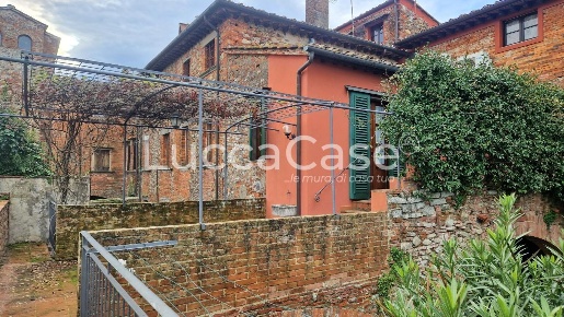 Foto Casa indipendente a Montecarlo di 303 m² con 12 locali in vendita