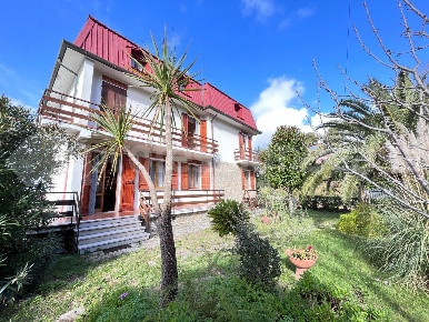 Foto Villa unifamiliare a Crespina Lorenzana di 374 m² con 8 locali