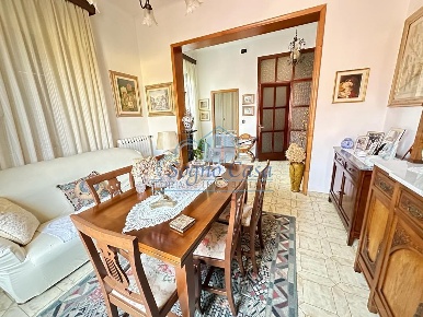 Foto Villa unifamiliare a Ameglia di 237 m² con 11 locali in vendita