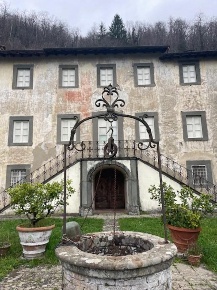 Foto Villa unifamiliare a Borgo a Mozzano di 500 m² con 10 locali