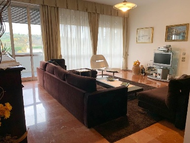 Foto Appartamento a Gambassi Terme di 200 m² con 7 locali in vendita