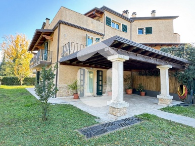 Foto Villa bifamiliare in Via del Manestro 44, Brescia Casazza di 332 m²