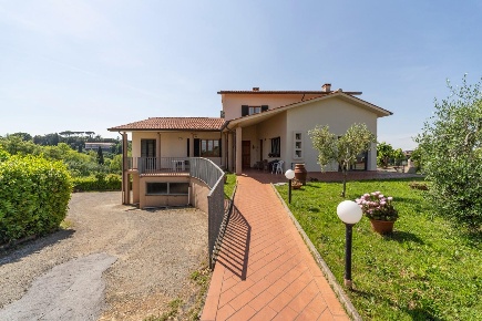 Foto Casa indipendente a Crespina Lorenzana di 310 m² con 10 locali