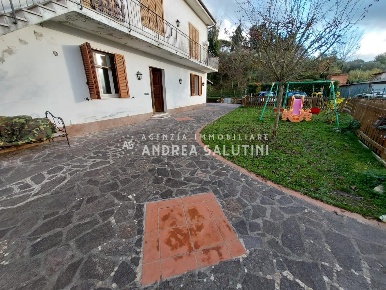 Foto Villa bifamiliare a Palaia di 105 m² con 6 locali in vendita