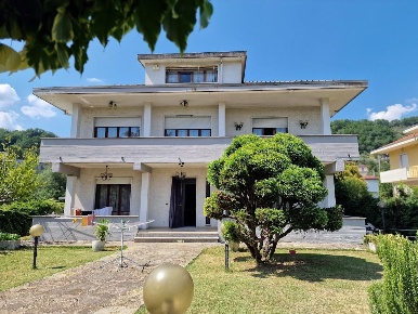 Foto Villa bifamiliare a Licciana Nardi di 415 m² con 17 locali in vendita