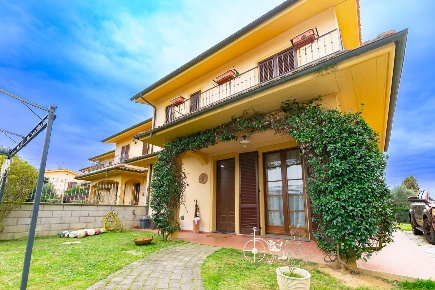Foto Villa bifamiliare a Crespina Lorenzana di 151 m² con 7 locali