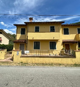 Foto Villa a schiera a Borgo a Mozzano di 120 m² con 5 locali in vendita