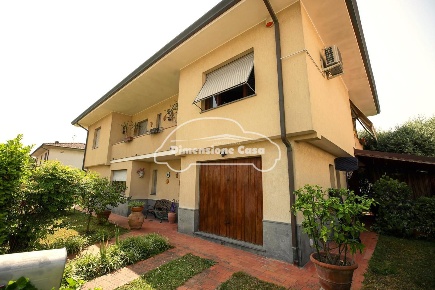 Foto Villa unifamiliare a Lucca di 250 m² con 5 locali in vendita