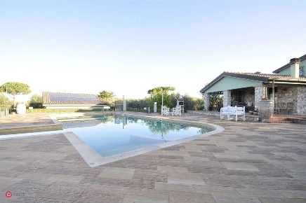Foto Villa unifamiliare a San Vincenzo di 200 m² con 8 locali in vendita