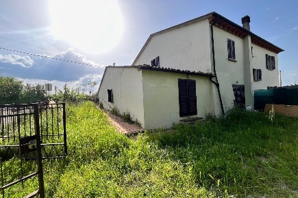 Foto Appartamento a Gambassi Terme di 120 m² con 6 locali in vendita
