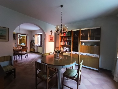 Foto Casa indipendente a Borgo a Mozzano di 400 m² con 8 locali in vendita