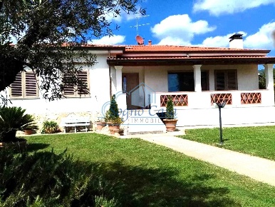 Foto Villa unifamiliare a Fosdinovo di 240 m² con 7 locali in vendita