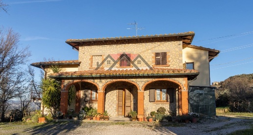 Foto Casa indipendente a Pomarance di 267 m² con 8 locali in vendita