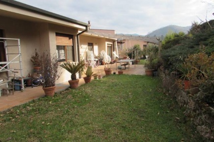 Foto Villa unifamiliare a Borgo a Mozzano di 450 m² con 6 locali in vendita