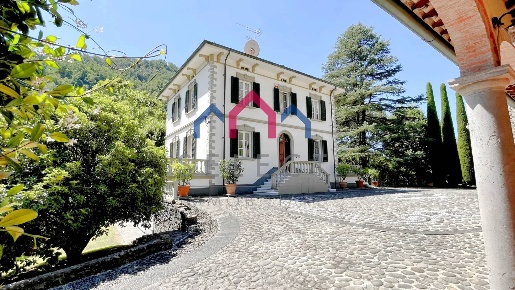 Foto Villa unifamiliare a Bagni di Lucca di 820 m² con 14 locali in vendita