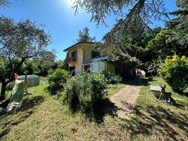 Foto Villa unifamiliare a Fosdinovo di 150 m² con 5 locali in vendita
