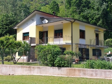Foto Villa unifamiliare a Bagni di Lucca di 235 m² con 9 locali in vendita