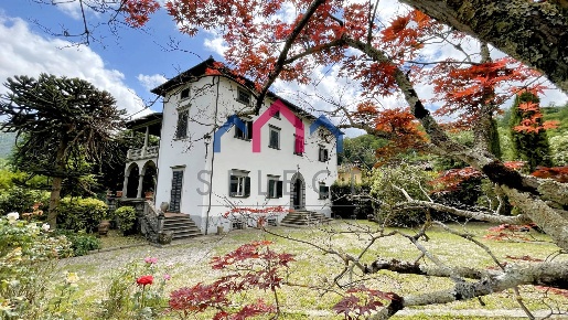 Foto Villa unifamiliare a Bagni di Lucca di 490 m² con 20 locali in vendita