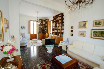 Foto Villa unifamiliare a Crespina Lorenzana di 330 m² con 11 locali