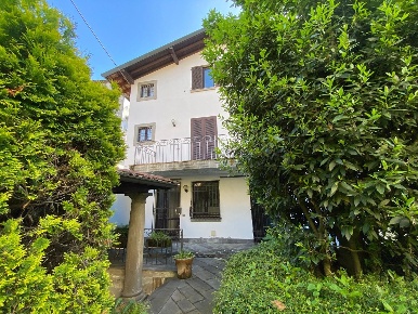 Foto Villa unifamiliare a Gandino di 613 m² con 19 locali in vendita