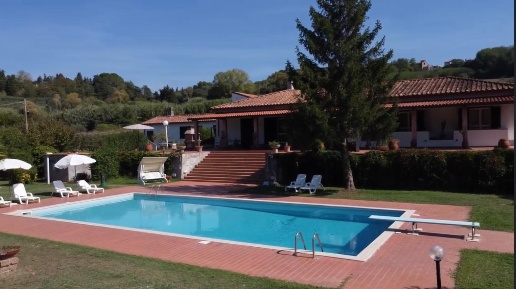 Foto Villa unifamiliare a Crespina Lorenzana di 550 m² con 13 locali